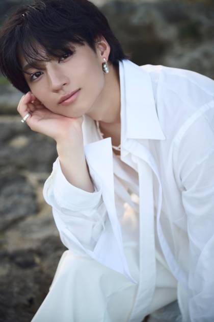 注目の若手俳優・志賀李玖、スタイリッシュな白シャツSHOT披露！初の写真集は魅力あふれる1冊にサムネイル画像!
