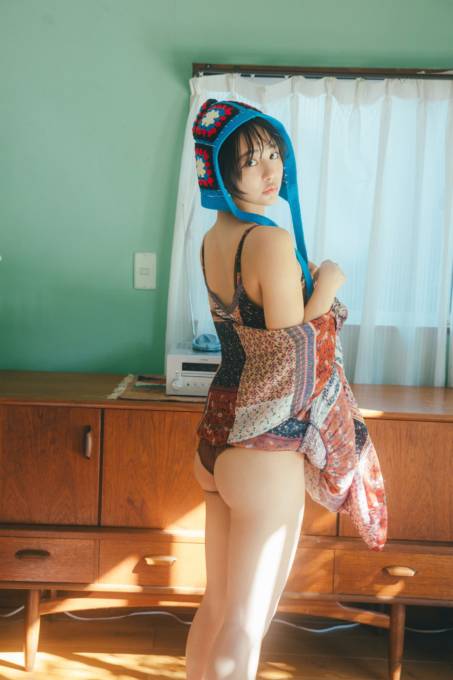 すみぽん、小ぶりでキュートな美ヒップがあらわ！可憐な装いで童話のような世界観を表現