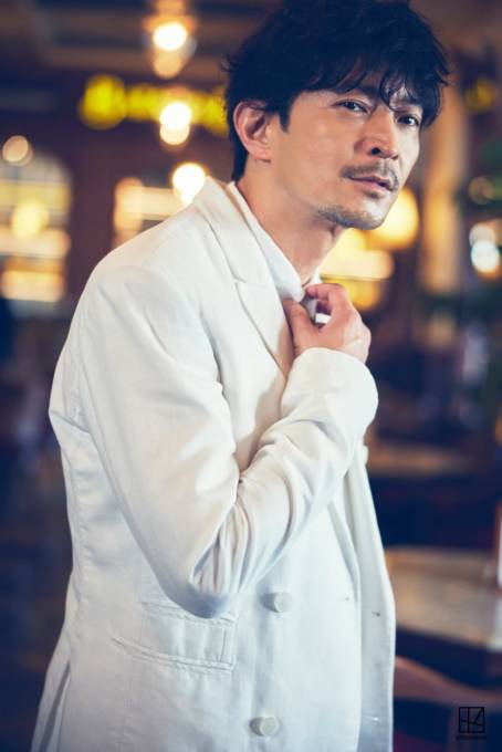 声優デビュー30周年の津田健次郎、大人の色気にドキドキ！記念フォトブックで“成熟”を体現