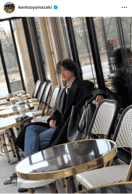 山崎賢人、コートでシックに決めたパリでのオシャレSHOTに反響「激メロ」「めっちゃかっこいい！」