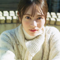 AKB48の新エース・伊藤百花、ほっそり美肩際立つグラビアを披露！万バズの“顔面力”で勝負