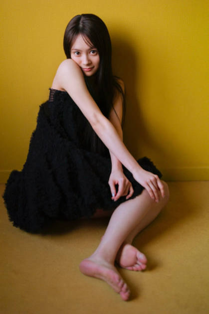 AKB48の新エース・伊藤百花、ほっそり美肩際立つグラビアを披露！万バズの“顔面力”で勝負サムネイル画像!