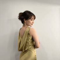 「スタイル抜群」谷まりあ、美ボディライン際立つゴールドドレスSHOに反響「めっちゃセクシー」