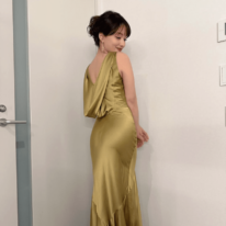 「スタイル抜群」谷まりあ、美ボディライン際立つゴールドドレスSHOに反響「めっちゃセクシー」