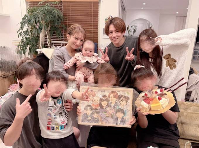 辻希美、家族集合！義母のお誕生日会SHOT公開「似顔絵をプレゼント」「泣いて喜んでくれました」