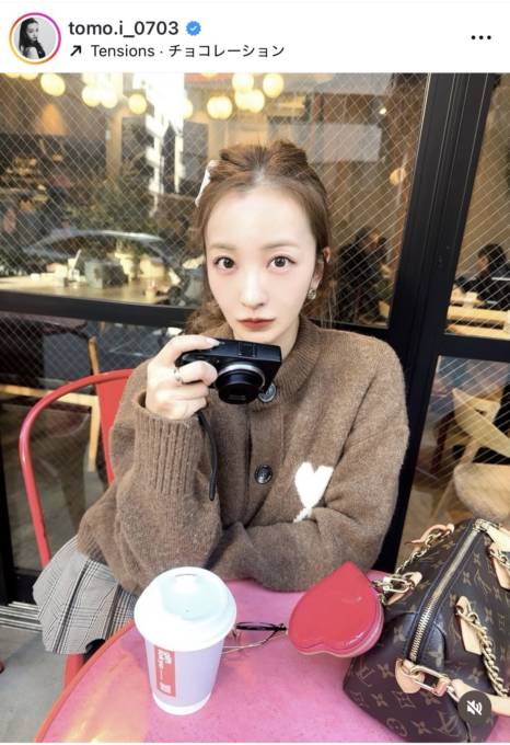 板野友美、キュートなブラウンニット×ポニテSHOTに反響「可愛すぎて尊い」「存在が映えてる」