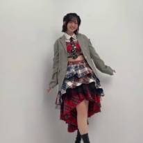 鈴木愛理、ほっそりウエスト披露のチェック衣装SHOTに反響「アイドルだね」「いつまでも可愛い」