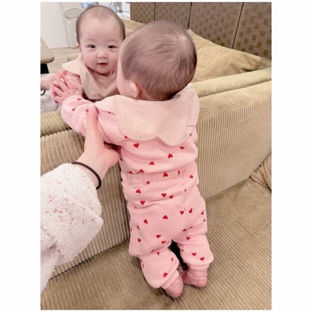 辻希美「鏡がお好き」自分を見つめる次女のキュートSHOTを公開サムネイル画像!