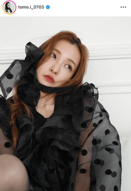 板野友美、ほっそり美腕チラリのシースルーコーデにファンうっとり「鬼可愛い！」「素敵です」サムネイル画像!