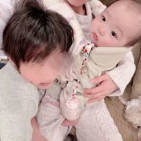 辻希美、次女は撮影現場でも人気者！キュートなカメラ目線SHOT公開「目ぱっちり」