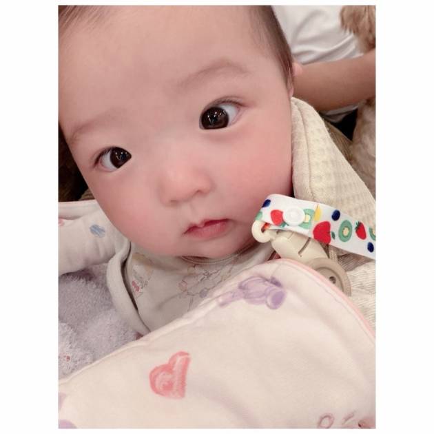 辻希美、次女は撮影現場でも人気者！キュートなカメラ目線SHOT公開「目ぱっちり」サムネイル画像!