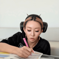 「違和感なし」倖田來未、ポーチをヘアバンド代わりにしたお茶目SHOTに反響「可愛すぎます」