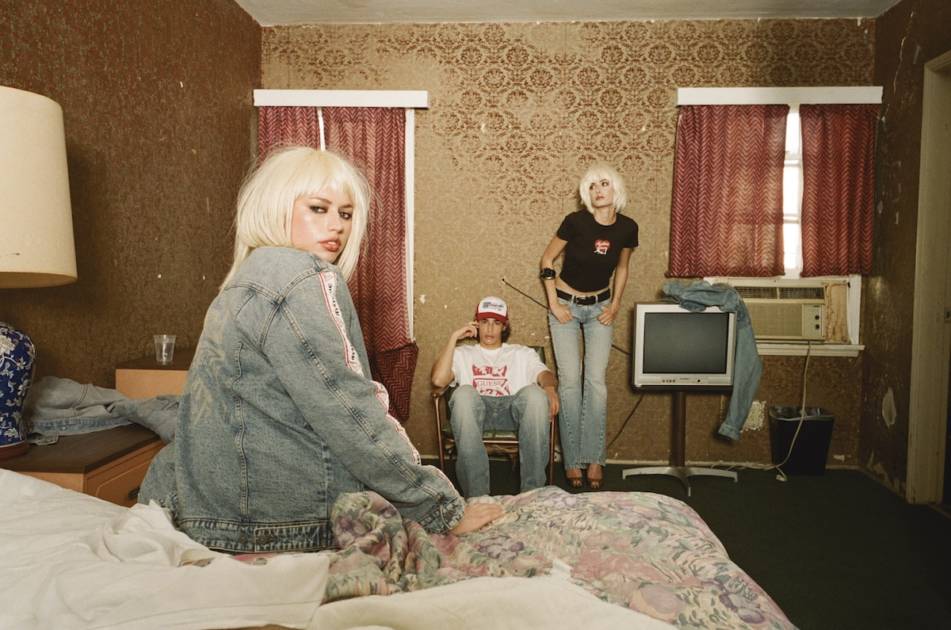 GUESS JEANS、HYSTERIC GLAMOURとのコラボアイテムを4月4日より順次発売サムネイル画像!