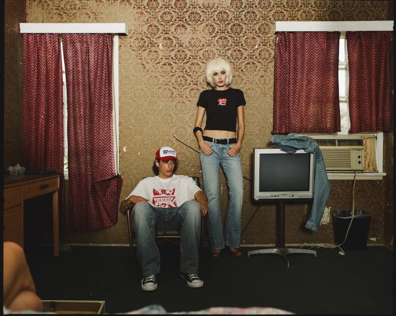 左)TOPS 8,690円 DENIM 25,190円 右)TOPS 7,590円 BOTTOMS 27,390円