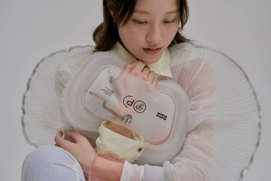 Konel、心拍とつながるウェアラブルバッグ「Pulse Pack」を開発。ミラノデザインウィーク2026で発表サムネイル画像!