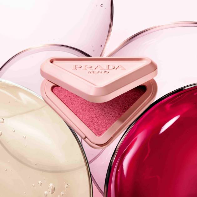 プラダ ビューティ、透ける血色感を叶える新チーク「プラダ タッチ」登場サムネイル画像!