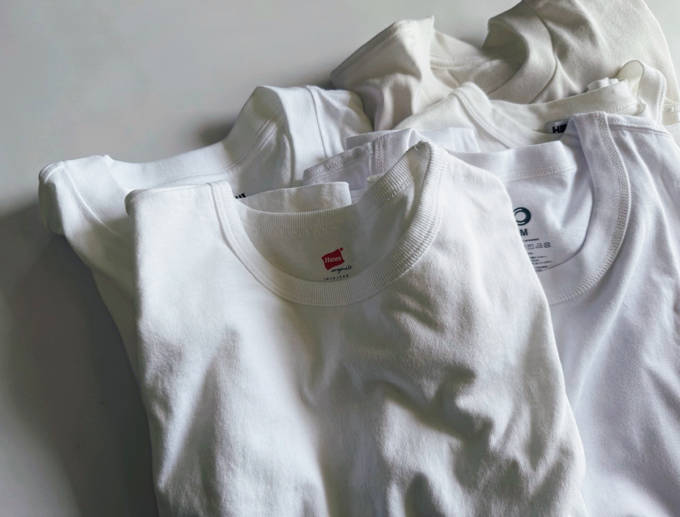 なぜ今、あえて“白T”なのか。究極の普通がカルチャーになる理由