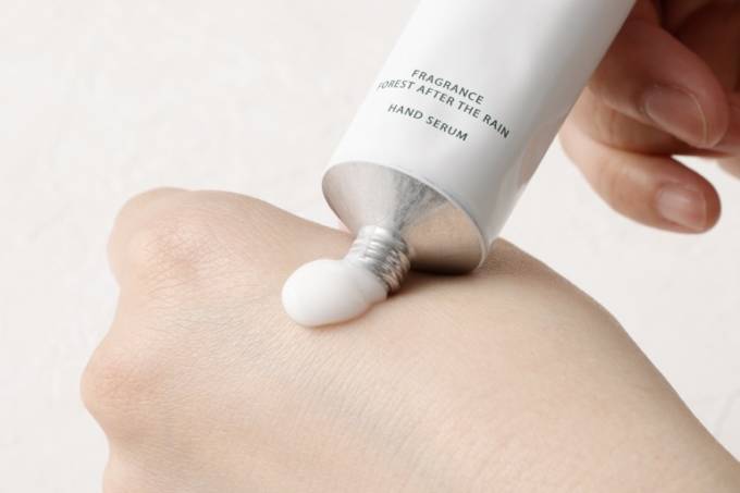 NAIA、“守る”発想のハンド美容液「雨上がりの森の香り」発売