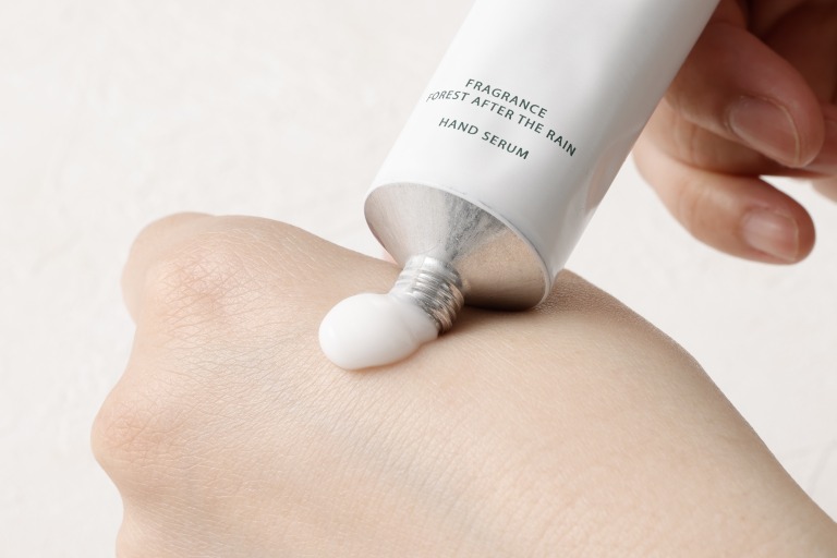 NAIA、“守る”発想のハンド美容液「雨上がりの森の香り」発売