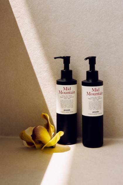 （左）pesade ミッドマウンテン ハンド＆ボディ ウォッシュ 250ml ¥4,950　（右）pesade ミッドマウンテン ハンド＆ボディ ローション 250ml ¥4,950