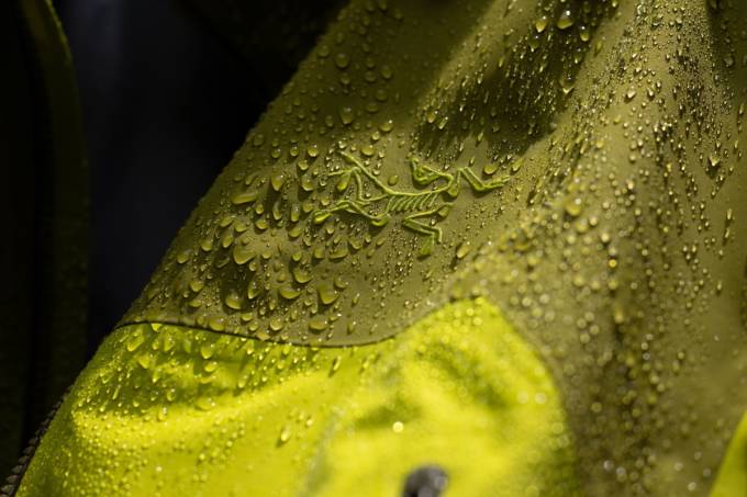 フェスも街も制するテックウエア2026｜進化する機能素材ブランド