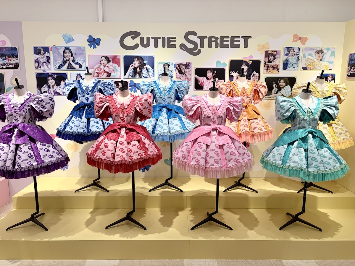 なぜアイドル衣装は“ファッションアーカイブ”になったのか　KAWAII LAB.衣装展にFRUITS ZIPPER、CANDY TUNEら154着が集結メイン画像