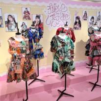 なぜアイドル衣装は“ファッションアーカイブ”になったのか　KAWAII LAB.衣装展にFRUITS ZIPPER、CANDY TUNEら154着が集結