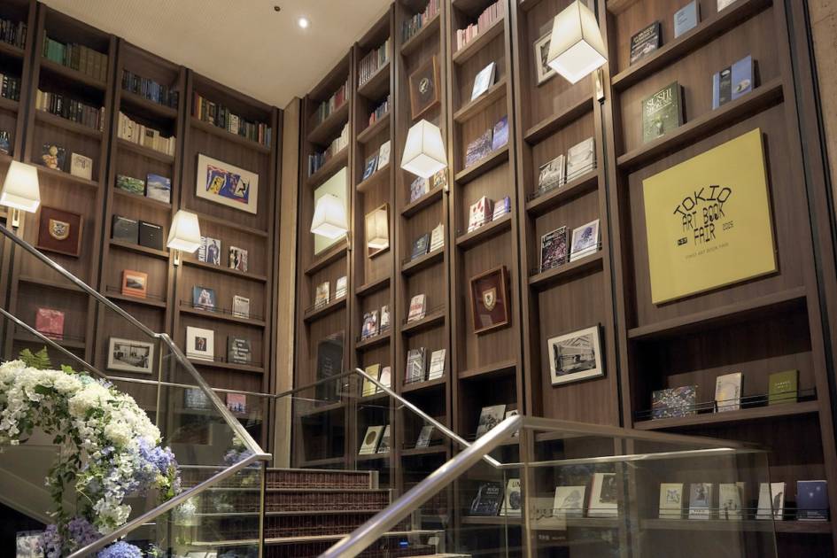 TOKIO ART BOOK FAIR 2025開催時の芝パークホテル館内の中央大階段。