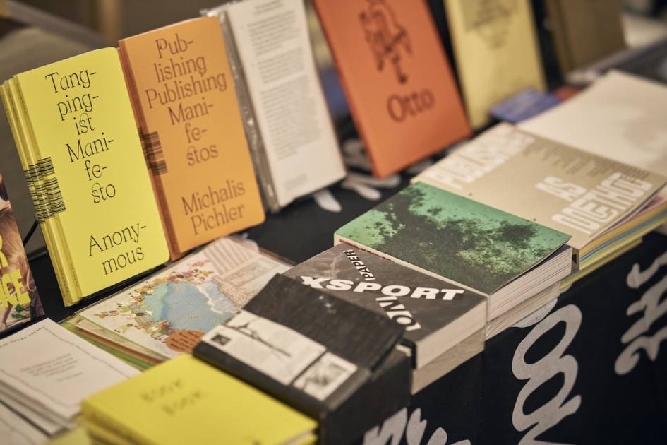 さまざまな本が並ぶ展示会場。