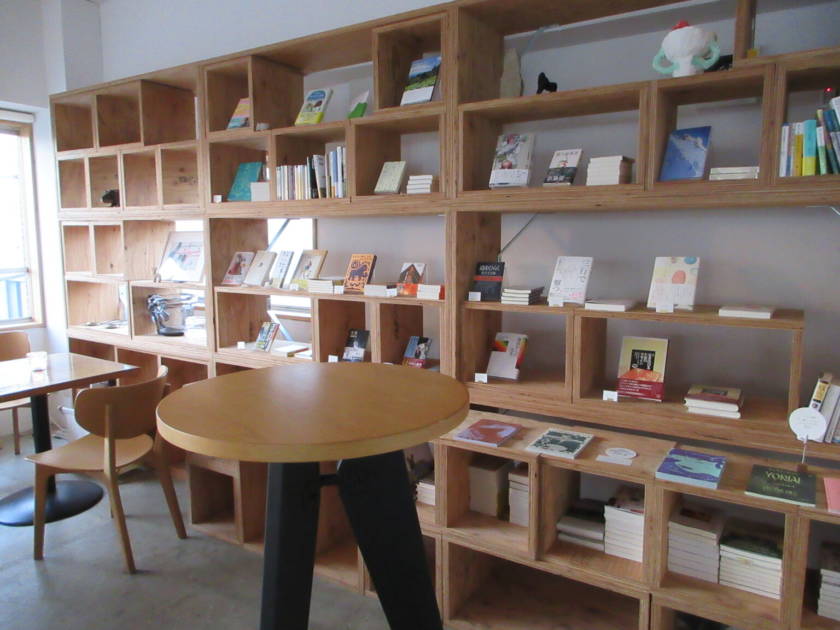 「YY HOUSE」の会場には自由に読める本などが揃う
