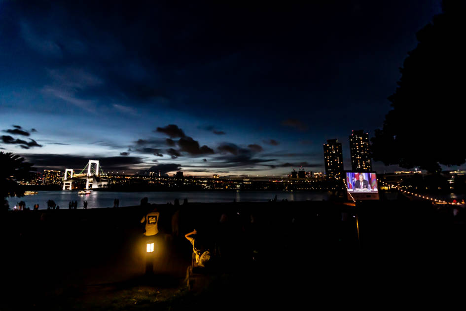 お台場海浜公園の砂浜で映画上映