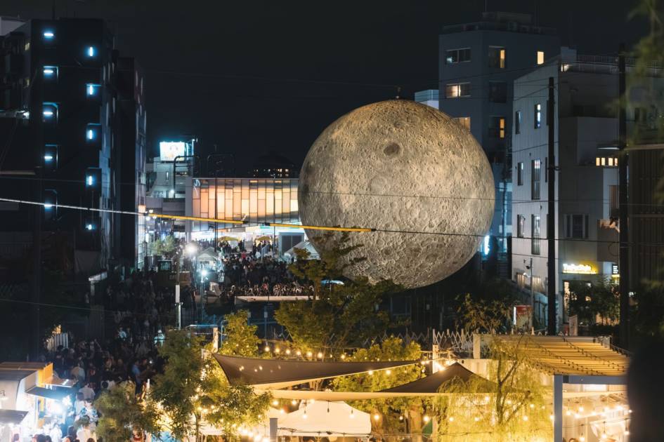 「Museum of the Moon」と、作品が展示された街の様子（昨年撮影）