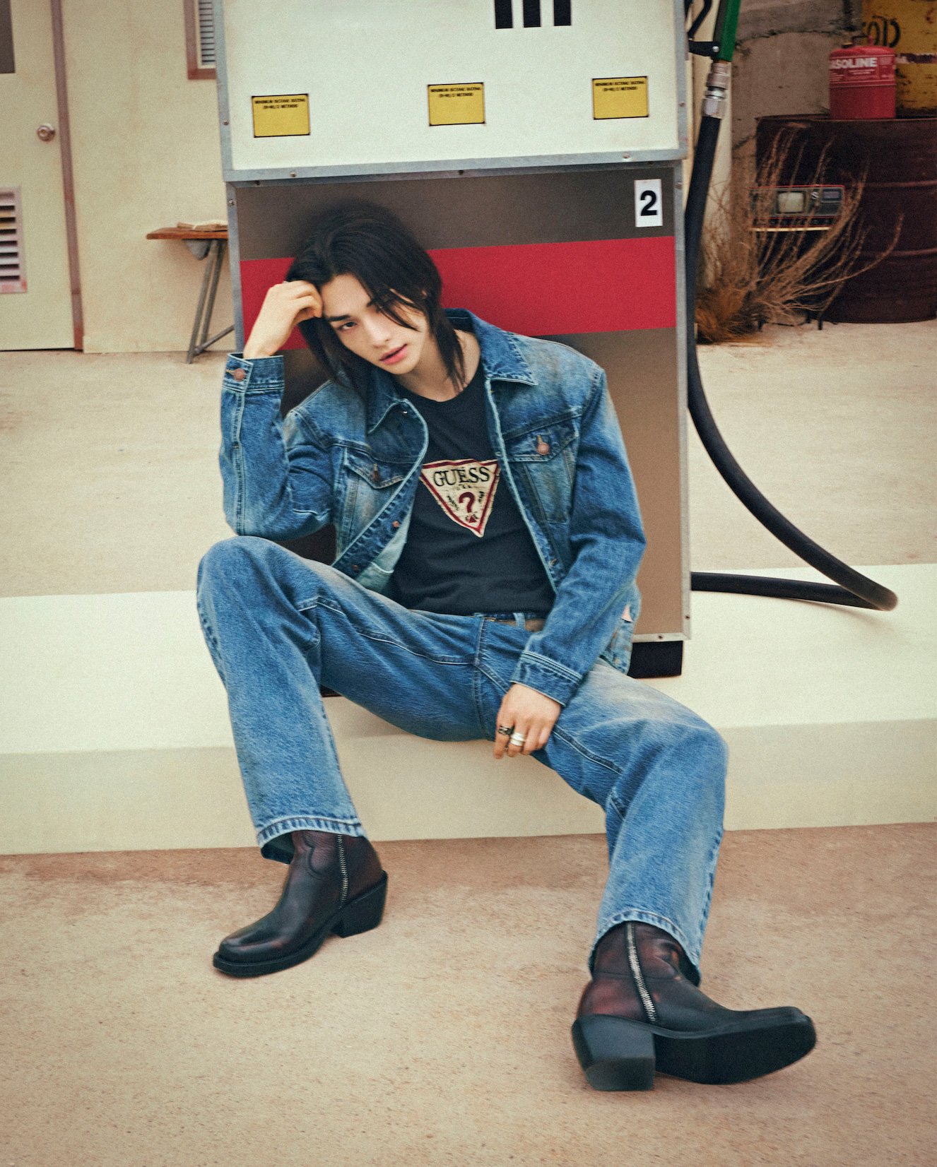 GUESS、Stray Kidsヒョンジンを起用したFall 2026 グローバルキャンペーンを発表。期間限定のワークショップも