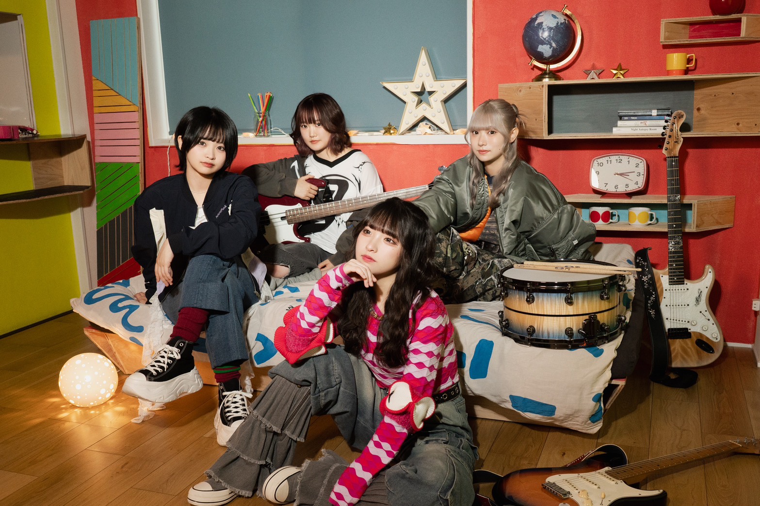 4ピースロックバンド・らそんぶる、新曲「恋じゃなくなっても」MV公開。楽曲の世界観を“花”で可視化